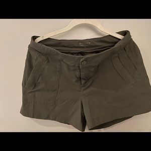Athleta Trekkie shorts with snap and zipper olive green